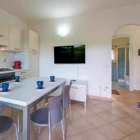 Limone Apartment *